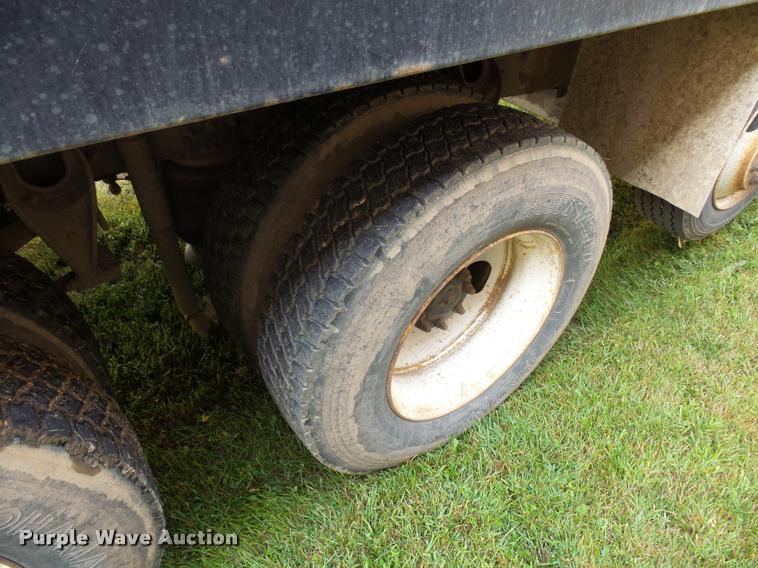 image for item AL9115 1996 International 9200 grain truck