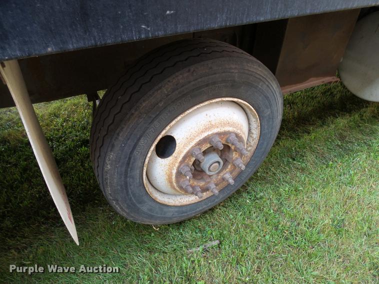 image for item AL9115 1996 International 9200 grain truck