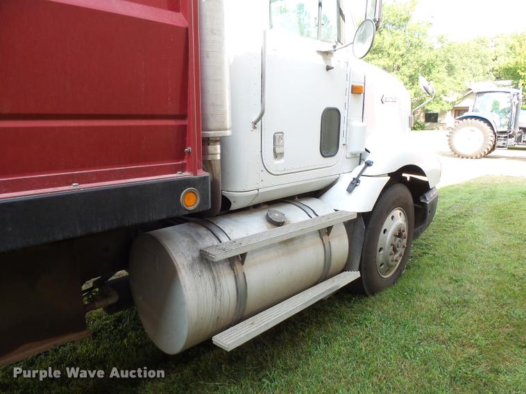 image for item AL9115 1996 International 9200 grain truck