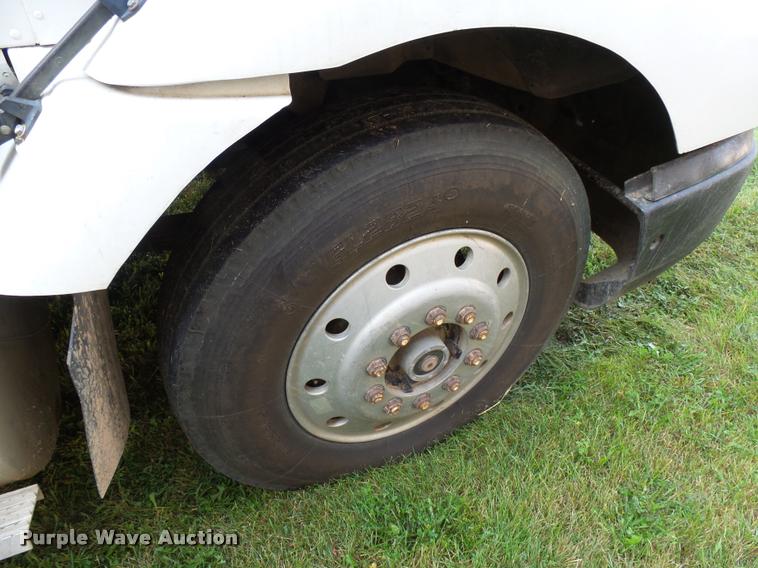 image for item AL9115 1996 International 9200 grain truck