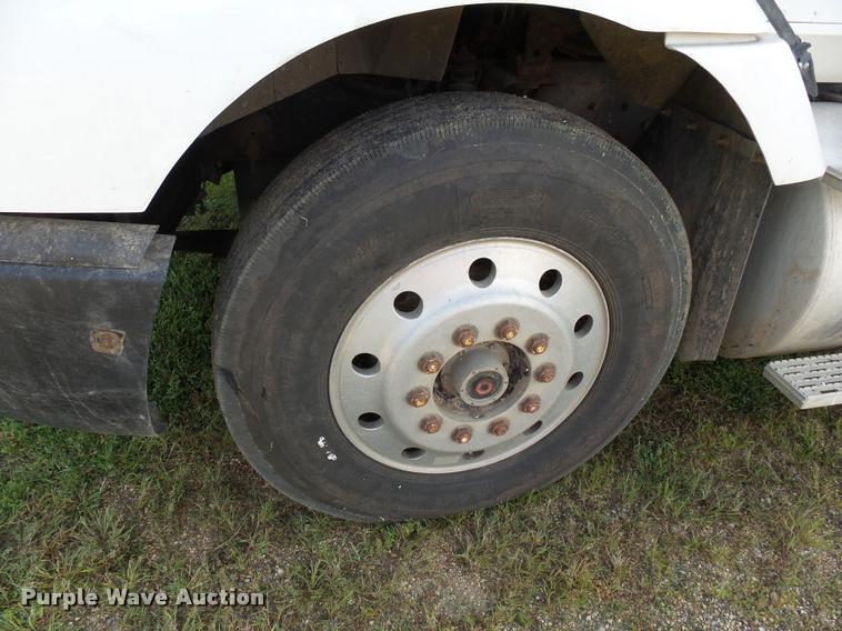 image for item AL9115 1996 International 9200 grain truck