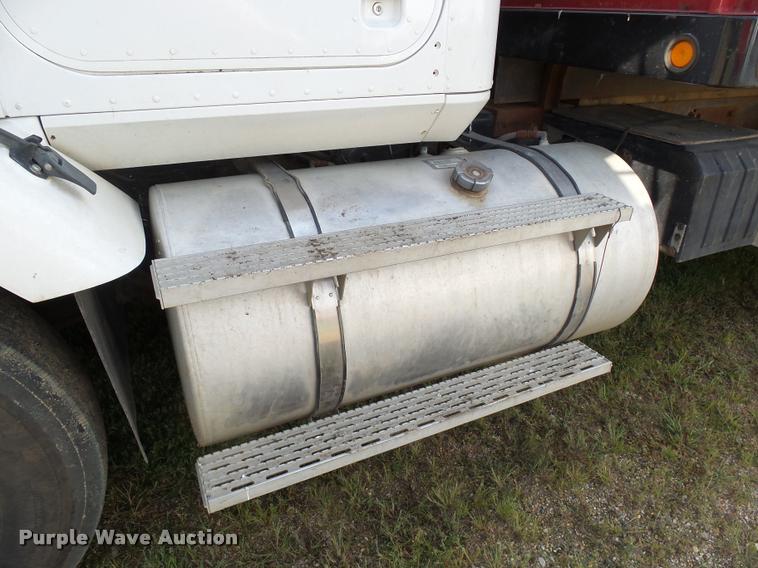 image for item AL9115 1996 International 9200 grain truck