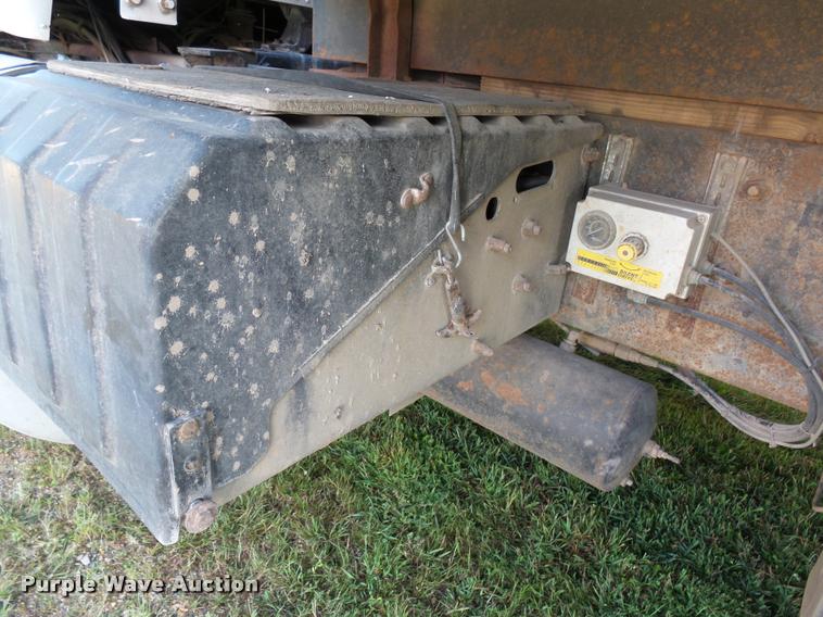 image for item AL9115 1996 International 9200 grain truck