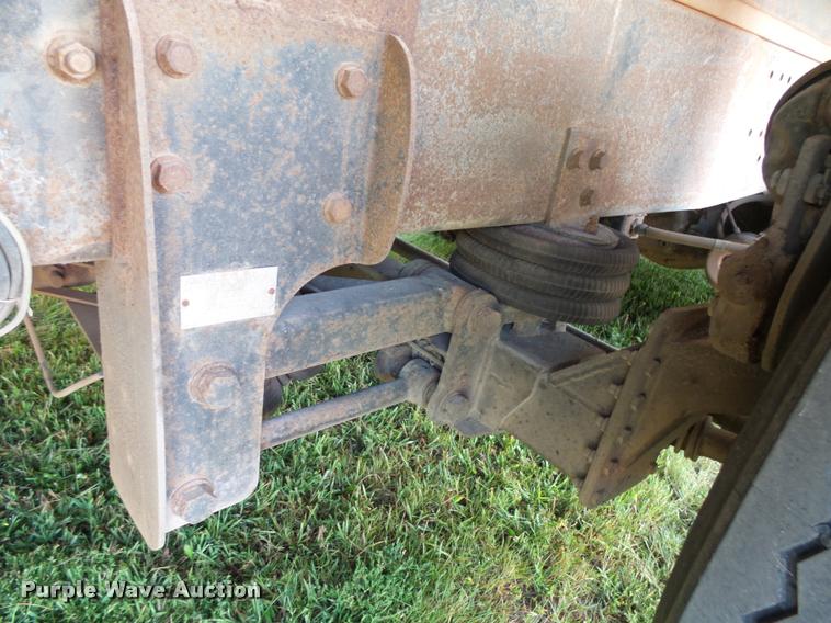 image for item AL9115 1996 International 9200 grain truck