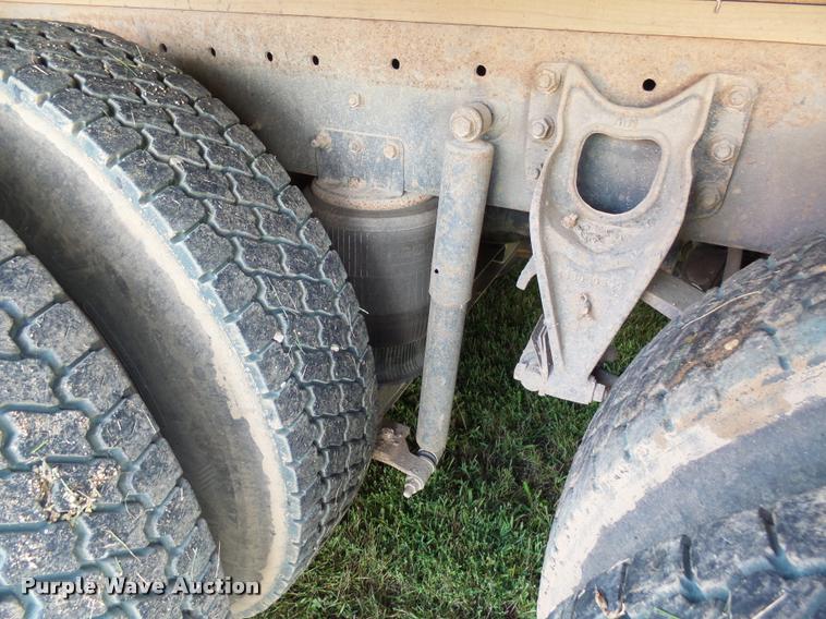 image for item AL9115 1996 International 9200 grain truck