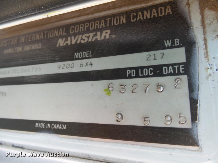 image for item AL9115 1996 International 9200 grain truck