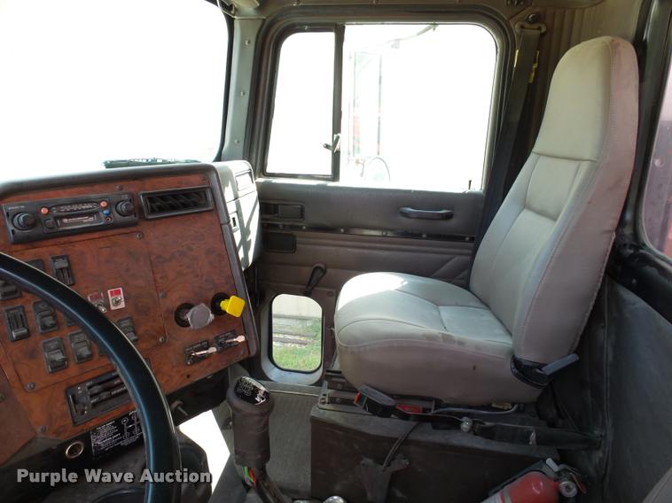 image for item AL9115 1996 International 9200 grain truck