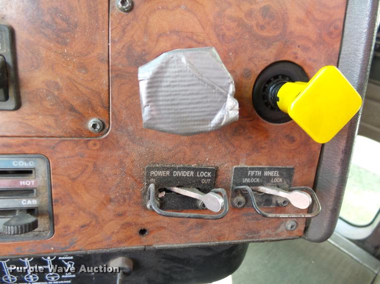 image for item AL9115 1996 International 9200 grain truck