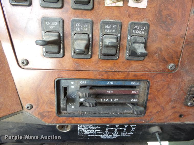 image for item AL9115 1996 International 9200 grain truck