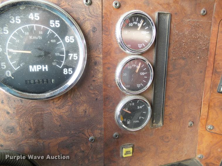 image for item AL9115 1996 International 9200 grain truck