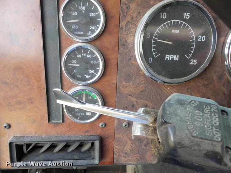 image for item AL9115 1996 International 9200 grain truck