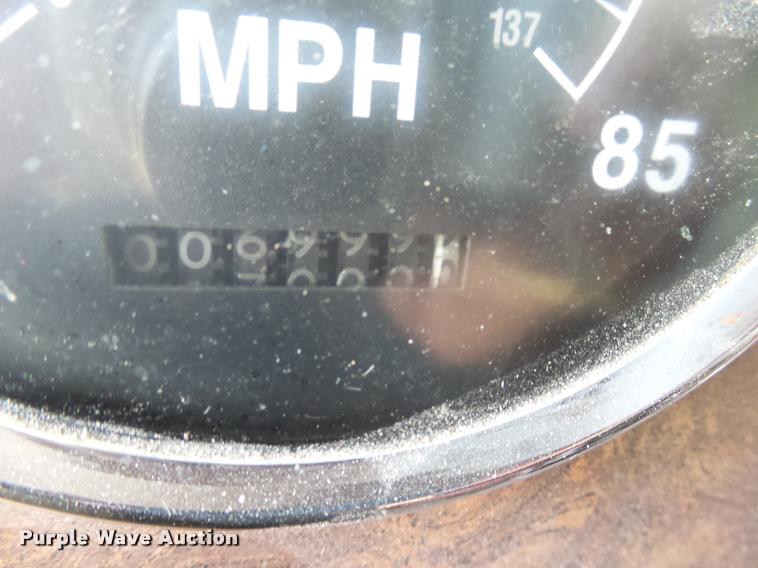 image for item AL9115 1996 International 9200 grain truck