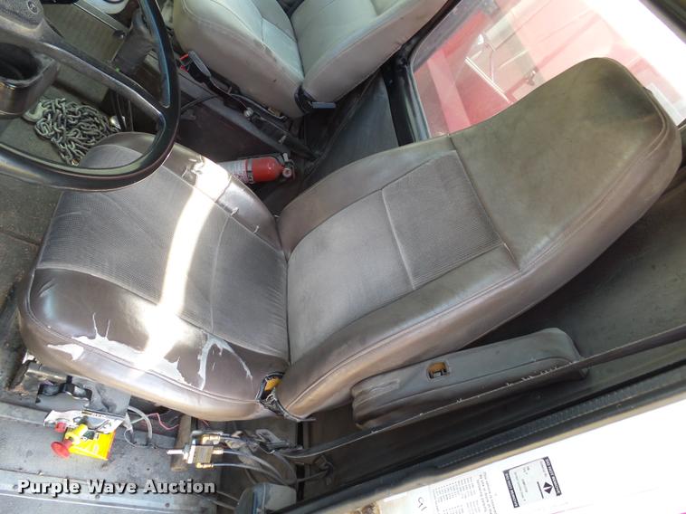 image for item AL9115 1996 International 9200 grain truck