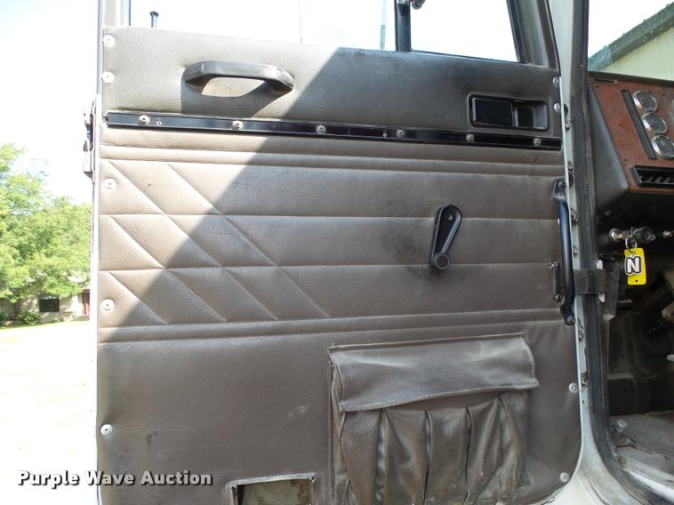 image for item AL9115 1996 International 9200 grain truck