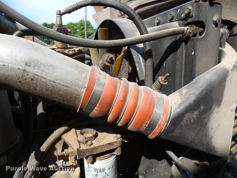 image for item AL9115 1996 International 9200 grain truck