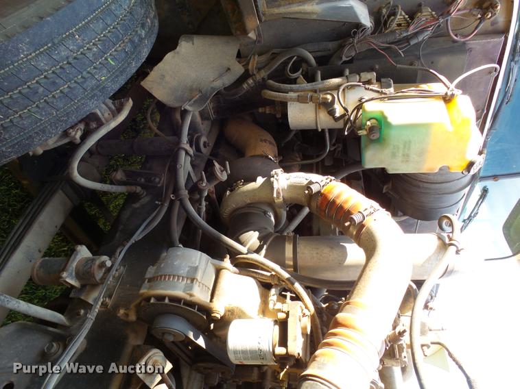 image for item AL9115 1996 International 9200 grain truck