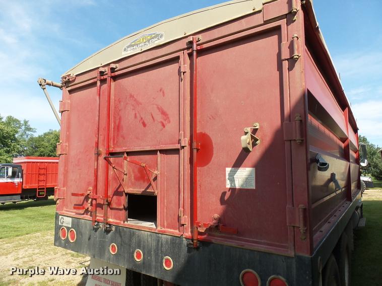 image for item AL9115 1996 International 9200 grain truck