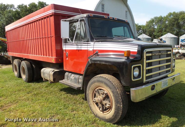 image for item AL9116 1978 International F1924 grain truck