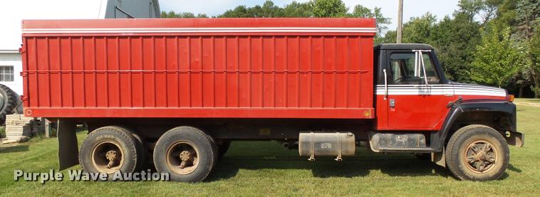 image for item AL9116 1978 International F1924 grain truck