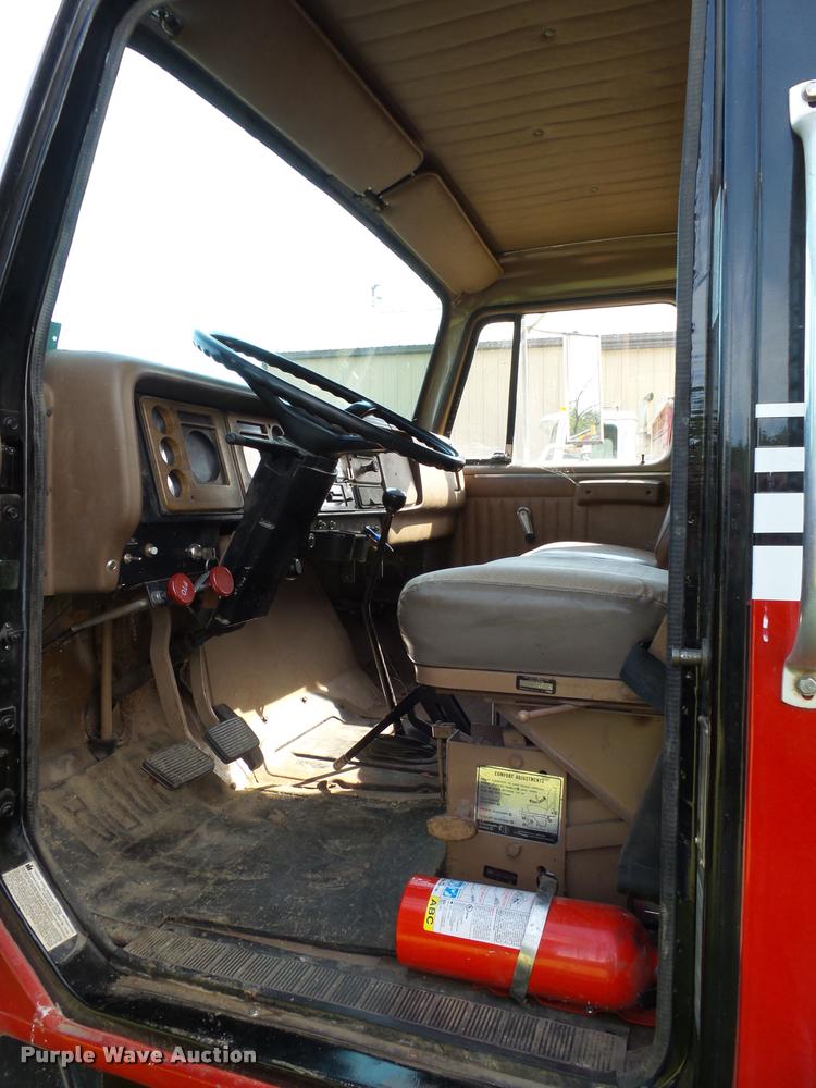 image for item AL9116 1978 International F1924 grain truck