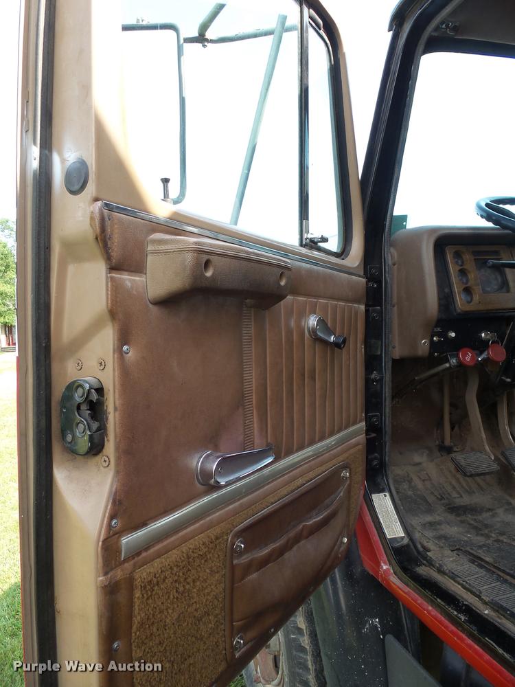 image for item AL9116 1978 International F1924 grain truck