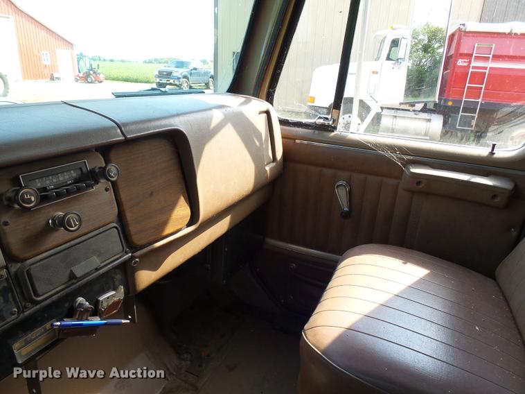 image for item AL9116 1978 International F1924 grain truck