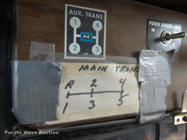 image for item AL9116 1978 International F1924 grain truck