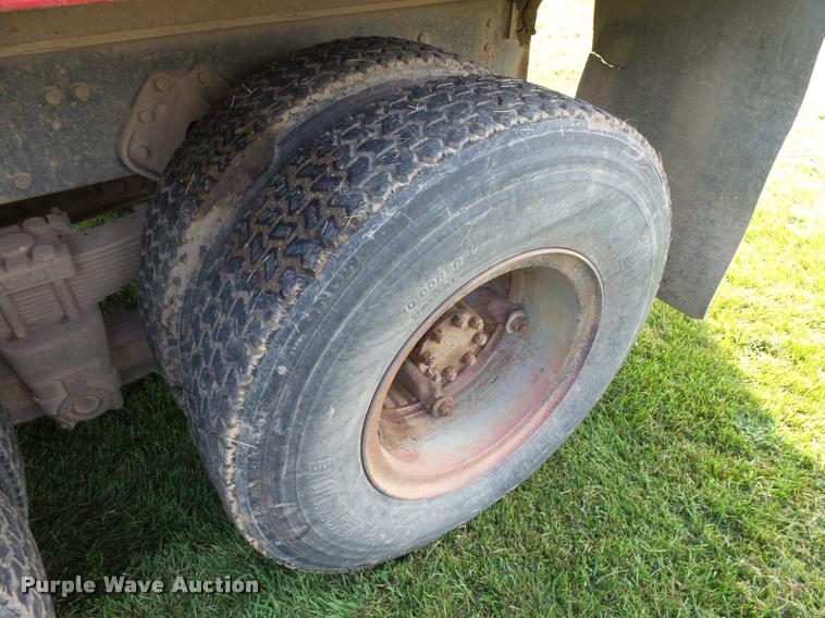 image for item AL9116 1978 International F1924 grain truck