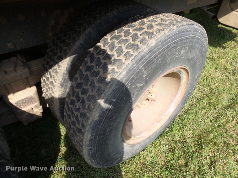 image for item AL9116 1978 International F1924 grain truck