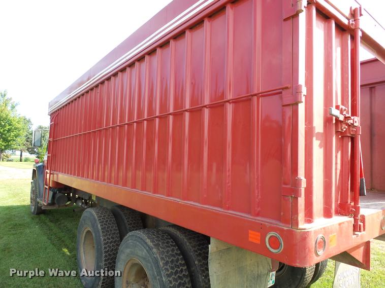 image for item AL9116 1978 International F1924 grain truck