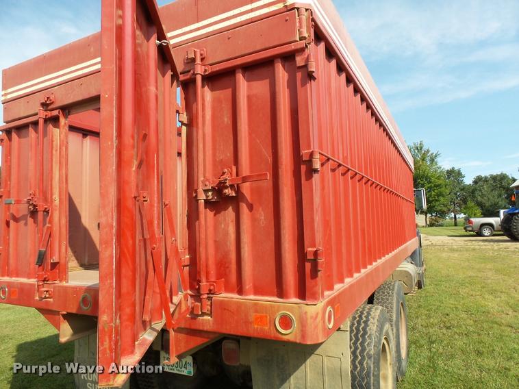 image for item AL9116 1978 International F1924 grain truck
