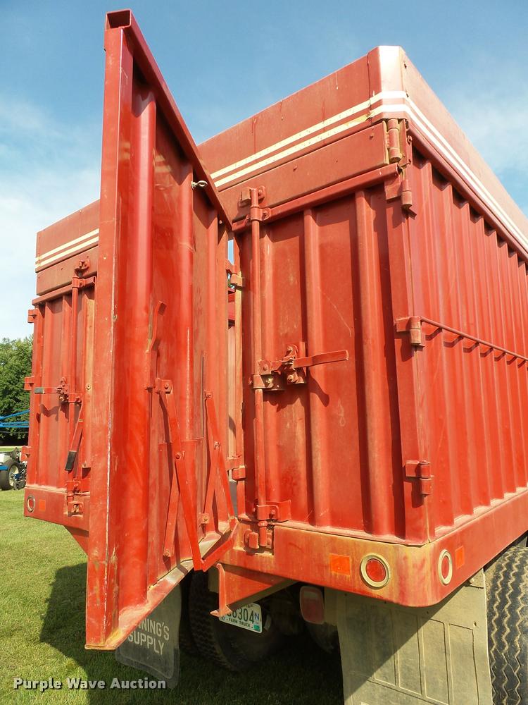 image for item AL9116 1978 International F1924 grain truck