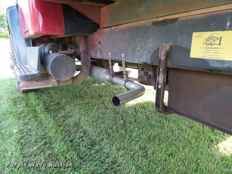 image for item AL9116 1978 International F1924 grain truck