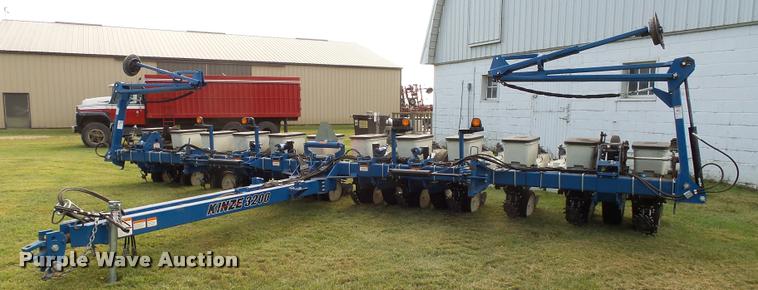 image for item AL9119 Kinze 3200 planter