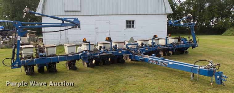 image for item AL9119 Kinze 3200 planter