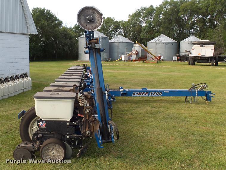 image for item AL9119 Kinze 3200 planter