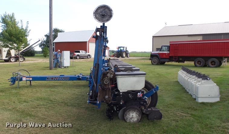 image for item AL9119 Kinze 3200 planter