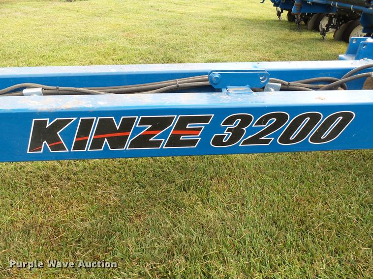 image for item AL9119 Kinze 3200 planter