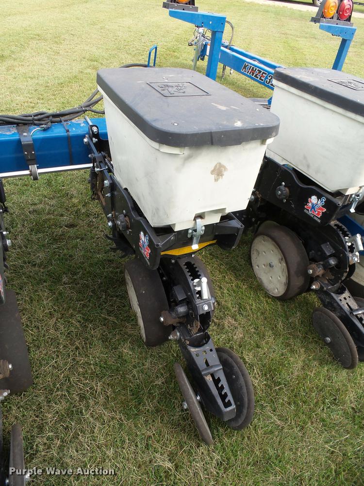 image for item AL9119 Kinze 3200 planter