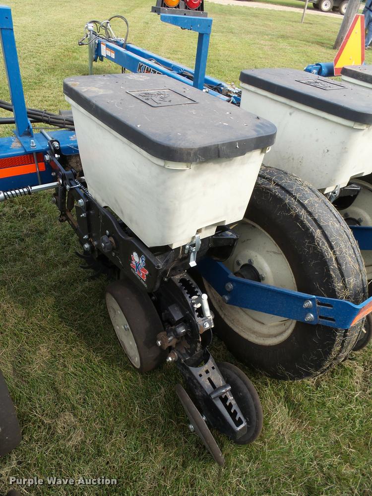 image for item AL9119 Kinze 3200 planter