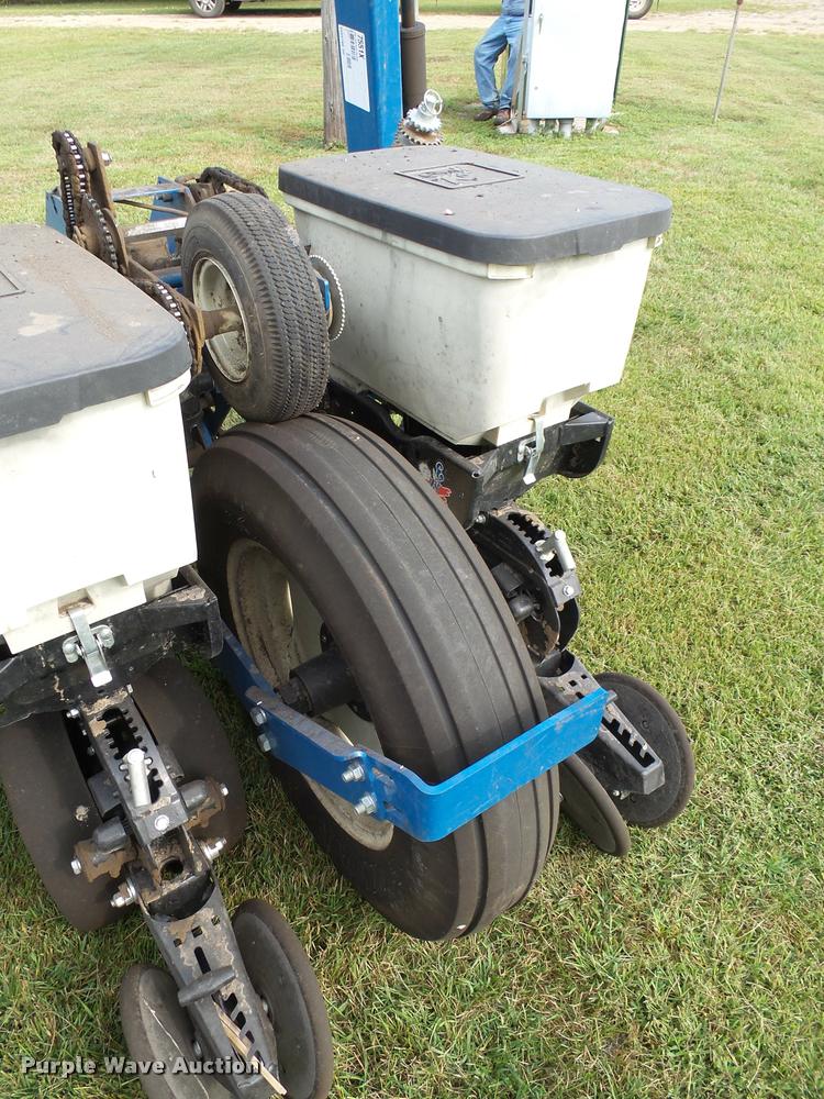 image for item AL9119 Kinze 3200 planter