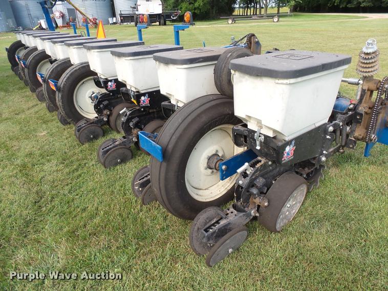 image for item AL9119 Kinze 3200 planter