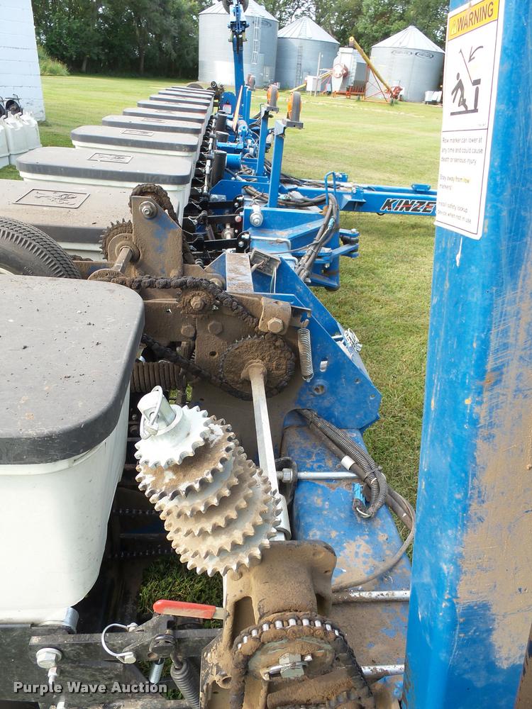 image for item AL9119 Kinze 3200 planter