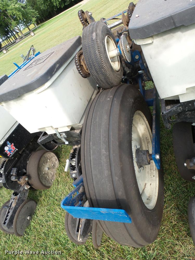 image for item AL9119 Kinze 3200 planter