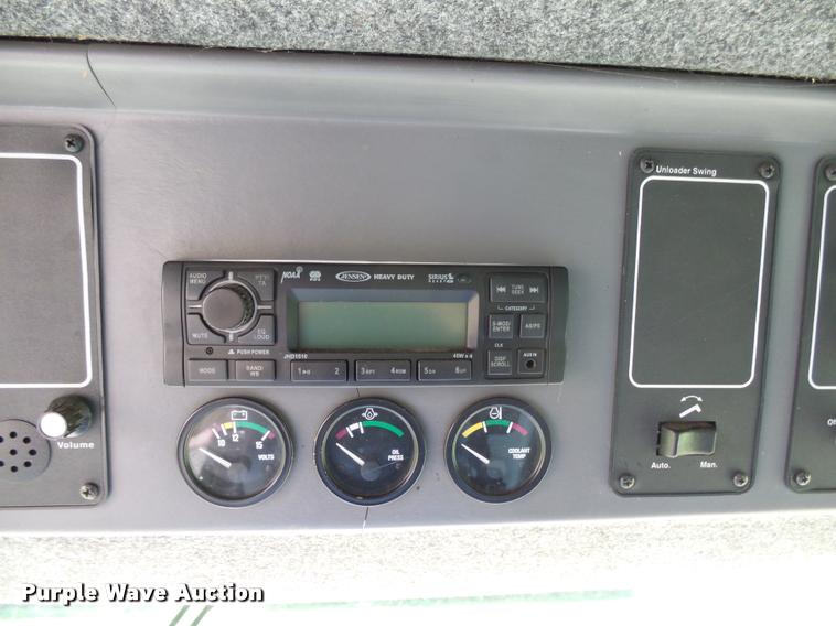 image for item AL9120 1998 Gleaner R62 combine