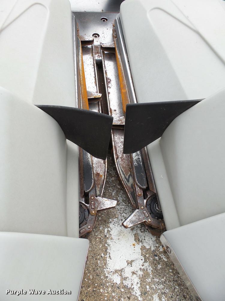 image for item AL9131 AGCO corn head