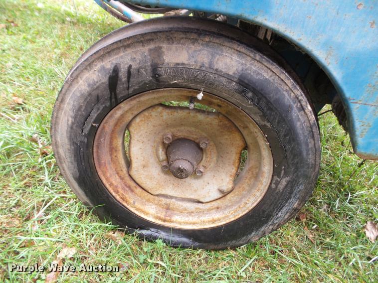 image for item BP9453 Ford 532 small square baler