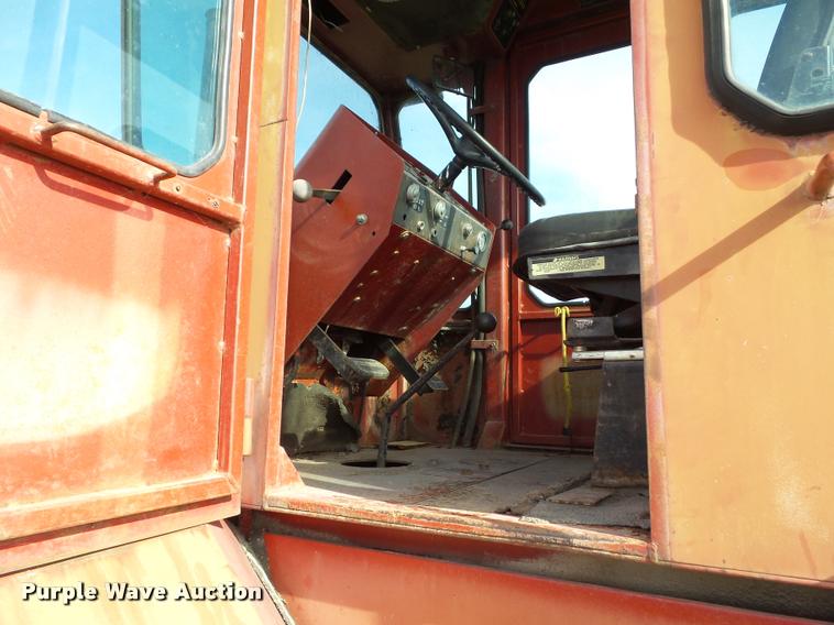 image for item BZ9937 1975 International 4568 4WD tractor