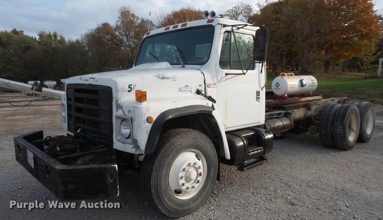 image for item DA3777 1985 International F1954 truck cab and chassis