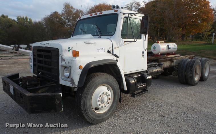 image for item DA3777 1985 International F1954 truck cab and chassis